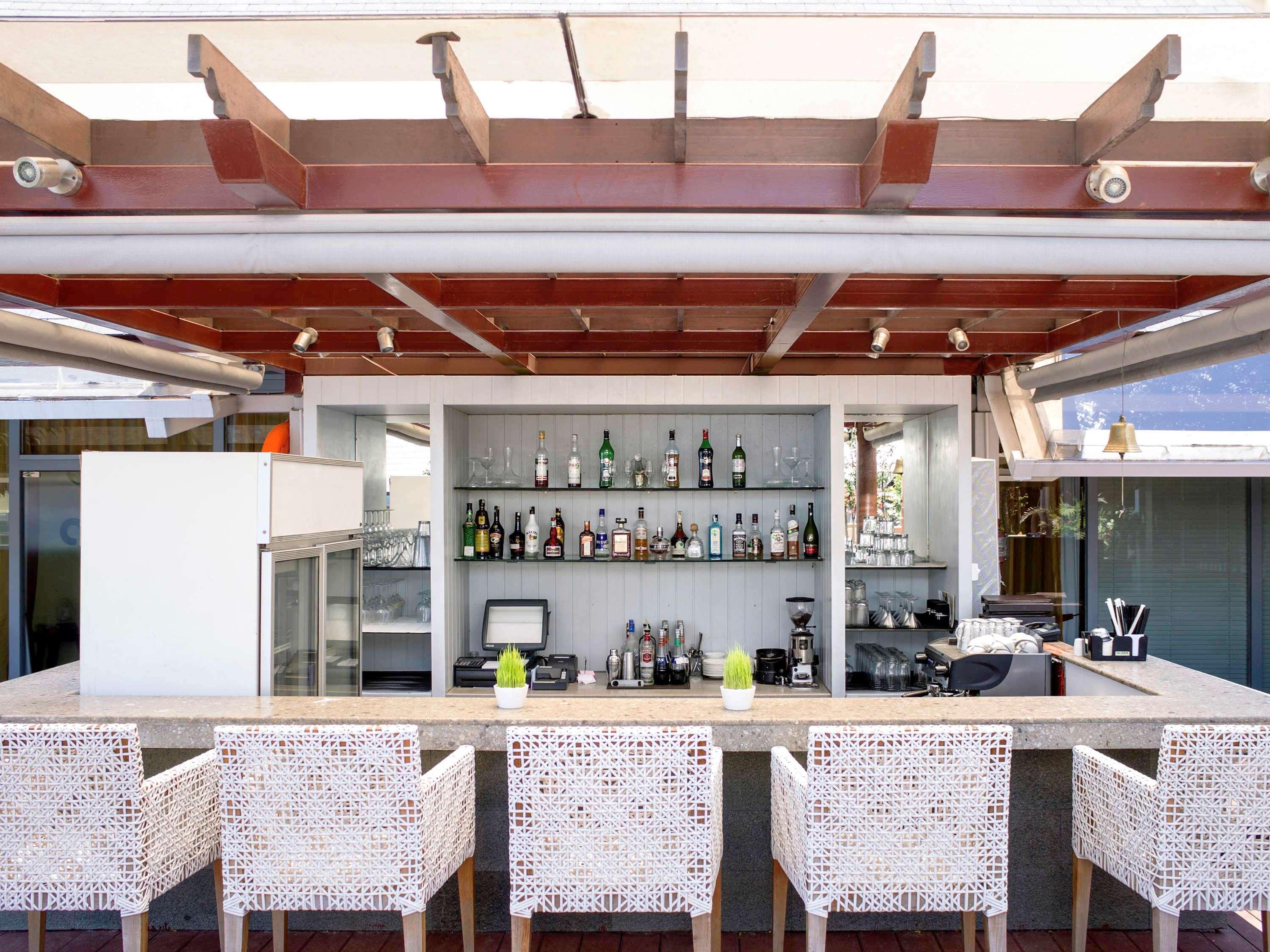 The Kuta Beach Heritage Hotel - Managed By Accor Eksteriør billede The bar at the Sky Bar
