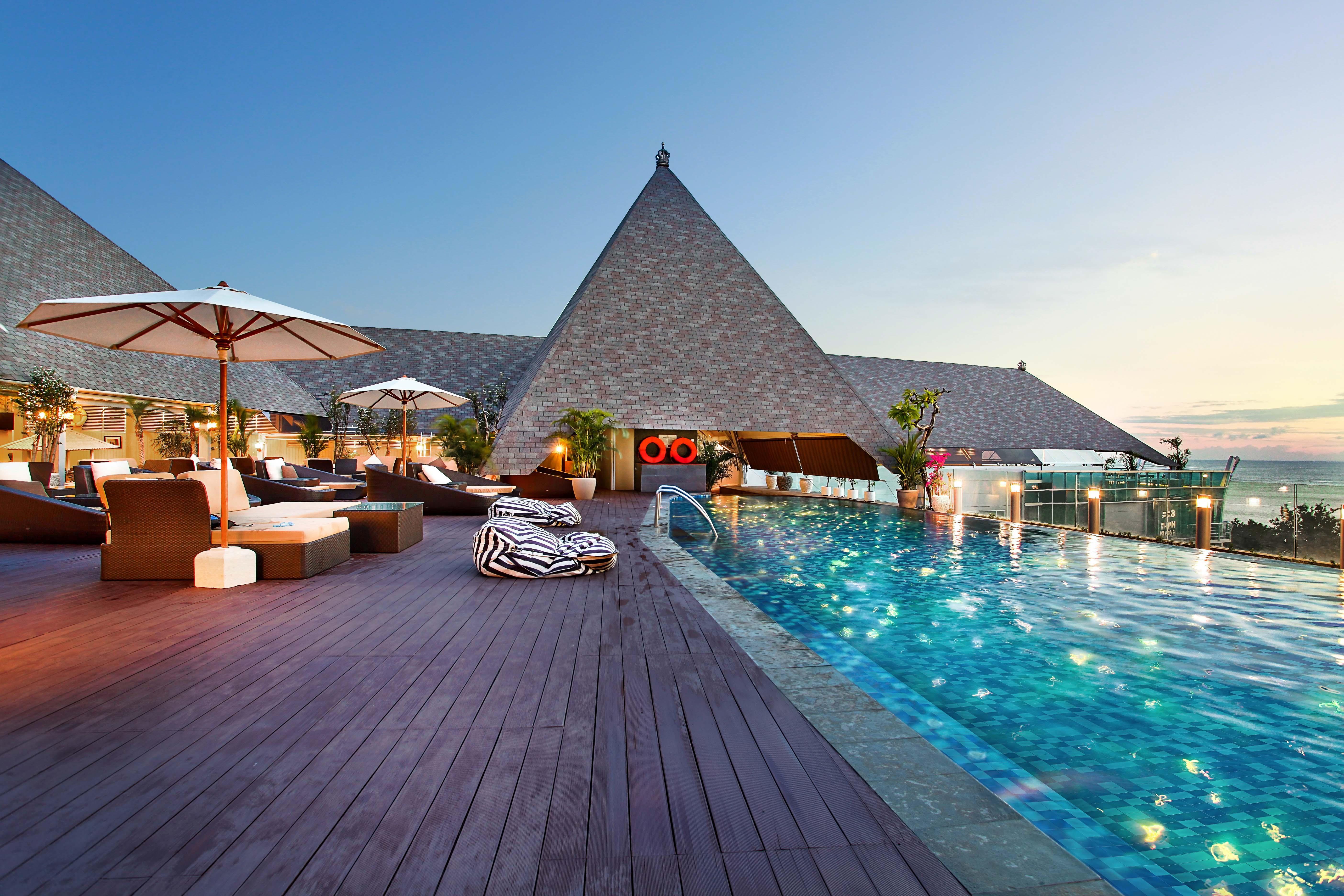 The Kuta Beach Heritage Hotel - Managed By Accor Eksteriør billede The rooftop pool at the hotel