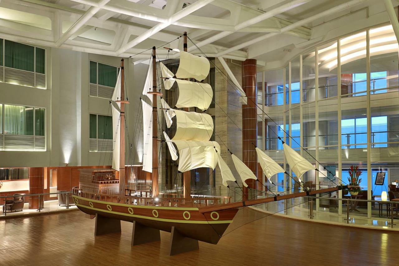 The Kuta Beach Heritage Hotel - Managed By Accor Eksteriør billede The ship in the lobby of the hotel